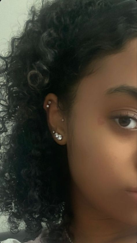 Pierced Ears Black Women, Helix Piercing Black Women, Tragus Piercing Black Women, Minimalist Piercings, Double Helix Piercing, Ashley Piercing, Pretty Piercings, Second Ear Piercing, Ear Piercing Studs