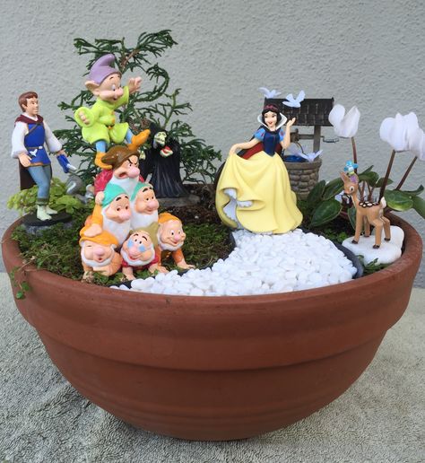 I created this Snow White miniature garden for my niece who will be celebrating a birthday very soon!  My niece and her family love the Disney classics and Snow White was at the forefront of my niece's list and in the forefront of this miniature garden.  4/2016 Yard Flowers, Deco Disney, Disney Garden, Disney Furniture, Disney Rooms, Faeries Gardens, Mini Fairy Garden, Gardening Plants, Disney Fairy