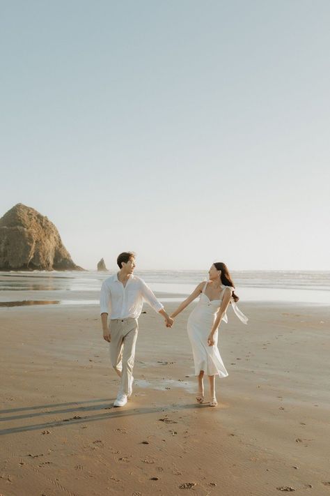 Spring Couples Photoshoot, Pre Wedding Praia, Engagement Photo Shoot Beach, Pre Wedding Photoshoot Beach, Engagement Pictures Beach, Couples Beach Photography, Engagement Photo Dress, Engagement Shoot Outfit, Oregon Beach