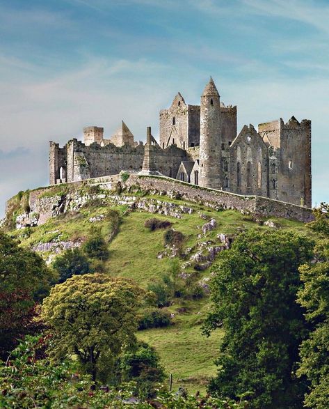 Ireland on Instagram: “The Rock of Cashel has been referred to as the high king of Irish monuments – and you can see why 🤩🏰 Thanks to @viaje.boutique for this…” Rock Of Cashel, Medieval Buildings, Best Of Ireland, Ancient Ireland, Ireland Road Trip, Ireland Tours, Irish Castles, Castles In Ireland, Stone Architecture