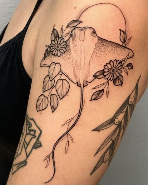 Manga Ray Back Tattoo, Ocean Knee Tattoo Ideas, Stingray Flower Tattoo, Stingray Tattoo Arm, Realistic Stingray Tattoo, Black And White Ocean Tattoo, Southern Stingray Tattoo, Cownose Stingray Tattoos, Cow Nose Stingray Tattoo