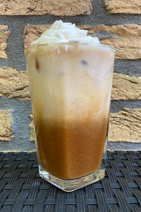 Do you love a sweet latte? Then you should try this iced Biscoff latte. It used Biscoff cookie butter for an amazing basis to a sweet latte. Try it today! Biscoff Latte, Coffee House Cafe, Nespresso Recipes, Frappe Recipe, Coffee Ice Cubes, Biscoff Cookie Butter, Butter Coffee, Biscoff Cookies, Cookie Spread