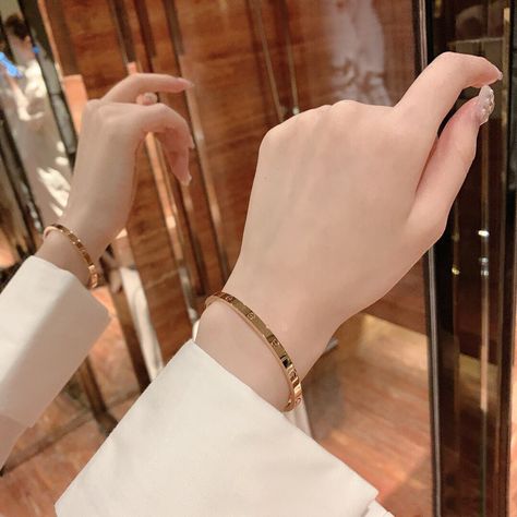 Gold Hand Chain, Gold Bracelet For Women Classy, Minimalist Accessories Jewellery, Modern Gold Jewelry, Minimalist Accessories, Pretty Jewelry Necklaces, Jewelry Bracelets Gold, Indian Jewellery Design Earrings, Bracelets Design