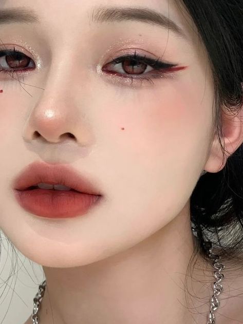 Korean Christmas makeup look: red eyeliner Trucco Aesthetic, Beauty Checklist, Makeup Ala Korea, Makeup Asia, Makeup Douyin, Haircut Selfie, Photo Hijab, Asian Makeup Looks, Mekap Mata