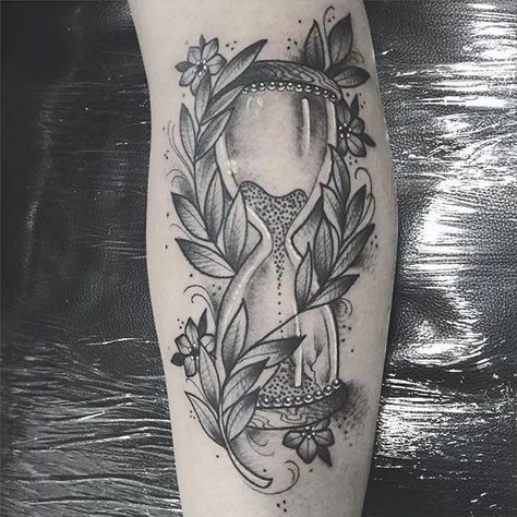 89807.webp (640×640) Hour Glass Tattoos For Women, Hour Glass Tattoo Design, Hourglass Tattoo, Cute Tattoos For Women, Hour Glass, Tattoo Designs And Meanings, Time Tattoos, Sleeve Tattoos For Women, Mom Tattoos