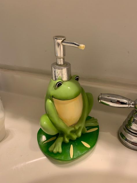 Quirky Soap Dispenser, Fun Soap Dispenser, Aesthetic Soap Dispenser, Frog Themed Bedroom, Simple Art Drawings Sketches, Cute Soap Dispenser, Creative Art Drawings, Frog Anatomy, Frog And Toad Are Friends