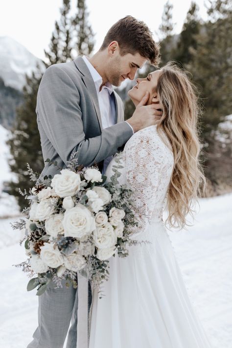 Winter Snow Elopement, Winter Bridal Portraits, Winter Wedding Photography Poses, Snow Wedding Photos, Wedding Dress Long Sleeve Lace, Snowboard Wedding, Couple Photography Winter, Winter Mountain Wedding, Vampire Au