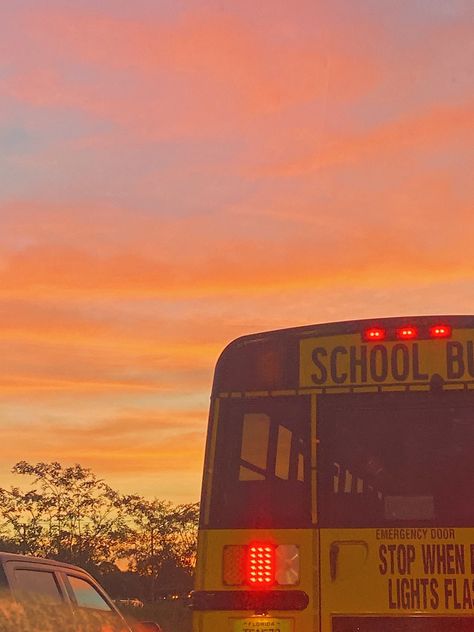 Middle School Aesthetic, Art School Aesthetic, School Bus Pictures, Bus Business, Teacher Picture, Aesthetic Gardening, Morning School, High School Story, Teacher Aesthetic