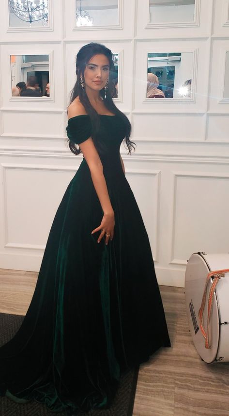 Velvet Gowns Evening Dresses, Green Velvet Prom Dress, Velvet Ball Gown, Velvet Gowns, Velvet Green Dress, Princess Prom Dress, Green Ball Gown, Dark Green Velvet, Velvet Prom Dress