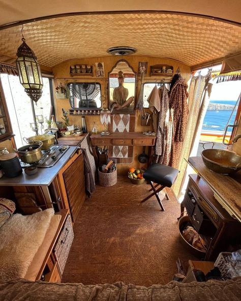 AL 🍊 (@goldhaut) • Instagram photos and videos Bus Build, Hippie Camper, Rv Remodeling, Tiny Loft, Vans Vintage, Bus Interior, Bus Living, Tiny Camper, Bus House