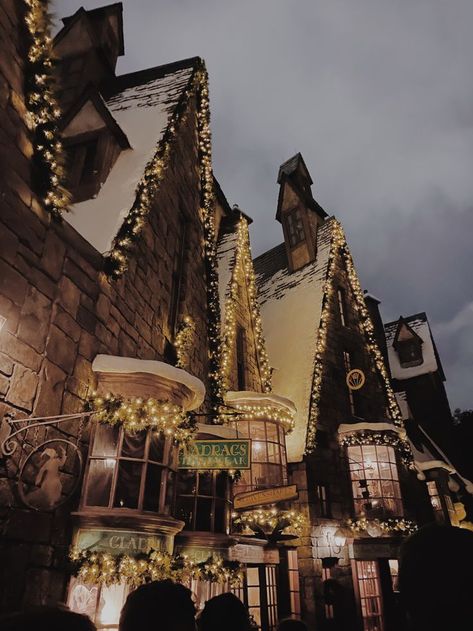 Harry Potter At Christmas, Harry Potter World Christmas, Marauders Christmas Aesthetic, Christmas In Harry Potter, Christmas Hogwarts Aesthetic, Christmas Aesthetic Harry Potter, Christmas Hogwarts Wallpaper, Hogwarts Christmas Decorations, Harry Potter Aesthetic Christmas