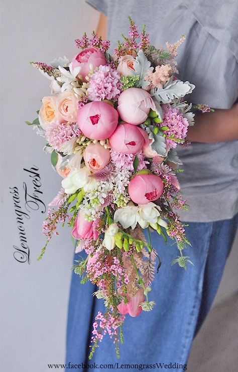 Pink Cascade Bouquet, Waterfall Bouquet Wedding, Cascade Bouquet Wedding, Elegant Wedding Bouquets, Spring Flower Arrangements, Summer Wedding Bouquets, Bridal Bouquet Flowers, Cascade Bouquet, Diy Wedding Flowers