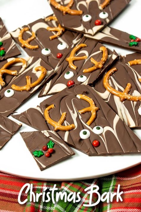 Reindeer Chocolate Bark is an easy holiday candy recipe that kids will love. This chocolate bark is decorated with pretzels and holiday sprinkles. Wrap it up and give it away as a cute Christmas gift! #chocolate #christmas #candy #sweettreats #christmasgiftideas #homemadeinterest Salty Christmas Treats, Reindeer Bark, Chocolate Bark Recipes, Chocolate Christmas Candy, Easy Homemade Candy, Reindeer Chocolate, Chocolate Bark Christmas, Reindeer Faces, Christmas Bark Recipes