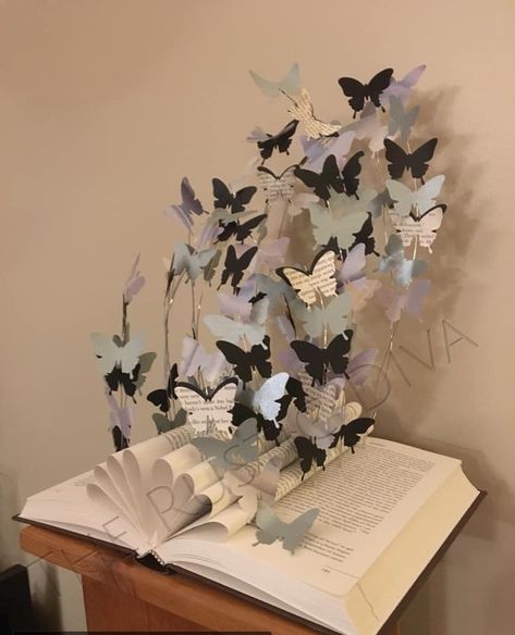 Butterfly Wedding Theme, Book Art Sculptures, Old Book Crafts, Bff Gifts Diy, Book Page Crafts, Upcycle Books, Book Sculpture, Handmade Flowers Paper, Butterfly Crafts