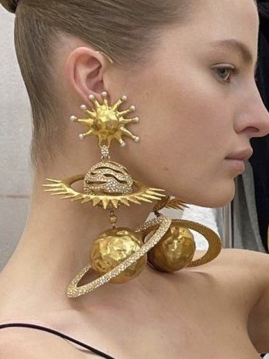 from : Twitter : Shreya on Twitter : “ these Schiaparelli earrings are to die for “ Fashion Gal, Elsa Schiaparelli, Orange Aesthetic, Vegas Baby, Creative Jewelry, Mean Girls, Handmade Clothes, Diy Fashion, Jewelry Stores