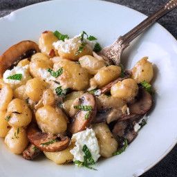 Creamy Goat Cheese & Mushroom Gnocchi Mushroom Gnocchi, Gnocchi Dishes, Goat Cheese Pasta, Creamy Goat Cheese, Gnocchi Recipe, Pasta Noodle Recipe, Vegetable Benefits, Goat Cheese Recipes, Gnocchi Recipes