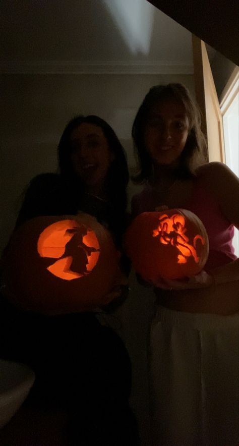 Pumpkin Carving Friends, Pumpkin Carving Pictures, Halloween Sleepover, Pumkin Carving, Fall Bucket List, Halloween Pumpkins Carvings, Two Best Friends, Girl Falling, Pumpkin Carving