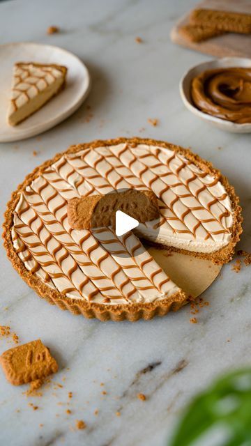 Arushi Hasija | Mills & Buns on Instagram: "I’m sure y’all know of my obsession with #biscoff by now! 😍  This no bake biscoff cheesecake tart is so creamy and 10/10 delicious! Bonus points because it takes less than 10 minutes to make, so what are you waiting for?? Go make it sooon!! 🥰  Ingredients-  For the shell 150g Biscoff biscuits 50g butter  For filling 100g cream cheese 30g icing sugar 60g biscoff spread 75g whipped cream  More biscoff spread and biscuits to top  Method- 1. Mix together the melted butter and crushed biscoff biscuits and press them into the base and sides of a 7 inch tart pan.  2. To make the filling, whisk together the cream cheese, icing sugar and biscoff spread.  3. Fold in the whipped cream, whipped until stiff peaks.  4. Spread that on top of the biscuit layer Lotus Tart, Biscoff Tart, No Bake Biscoff Cheesecake, No Bake Biscoff, Bake Cheese Tart, Cheesecake Tart, Biscoff Cheesecake, Biscoff Biscuits, Cheesecake Tarts