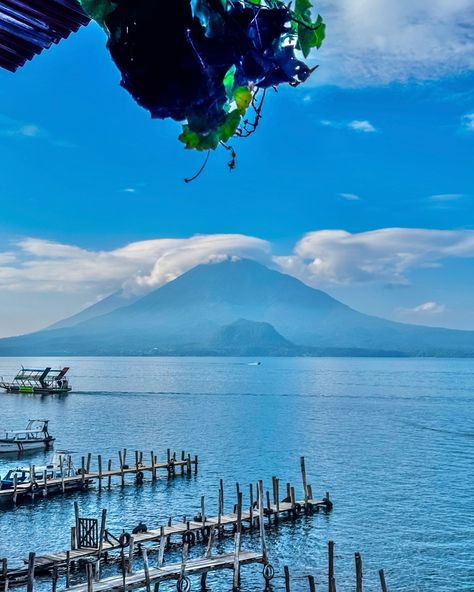 Lago Atitlán El lago de Atitlán es uno de los lugares más encantadores de Guatemala, en Centroamérica. Es difícil explicar en qué consiste su belleza. Tal vez porque se encuentra a 1500 metros de altura, tal vez porque es rodeado de cerros y volcanes; tal vez porque los pueblos mayas, que lo habitan, aún conservan sus orígenes y tradiciones... #guatemala #antigua #antiguaguatemala #lagoatitlan #atitlan #mayas Guatemala