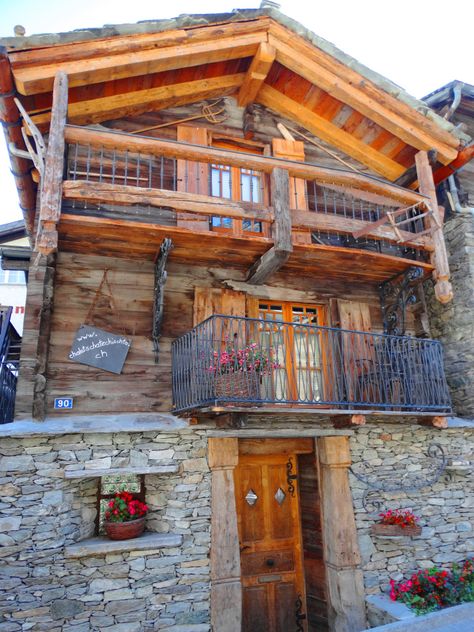 Inside & Out: The Traditional Swiss Chalet~ Swiss Chalet House Exterior, Chalet Home, Alpine Landscape, Swiss Cottage, Swiss Chalet, Chalet Style, Cottage Cabin, Earthship, Custom Built Homes