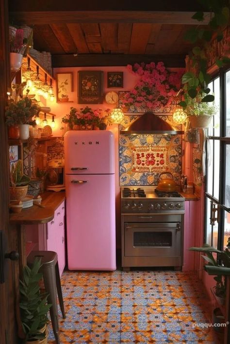 Eclectic Maximalism Kitchen, Kitschy Aesthetic, Maximalist Kitchen, Kitchen Vibes, Rum Inspo, Boho Ideas, Kitschy Kitchen, Kitchen Aesthetic, Deco Studio