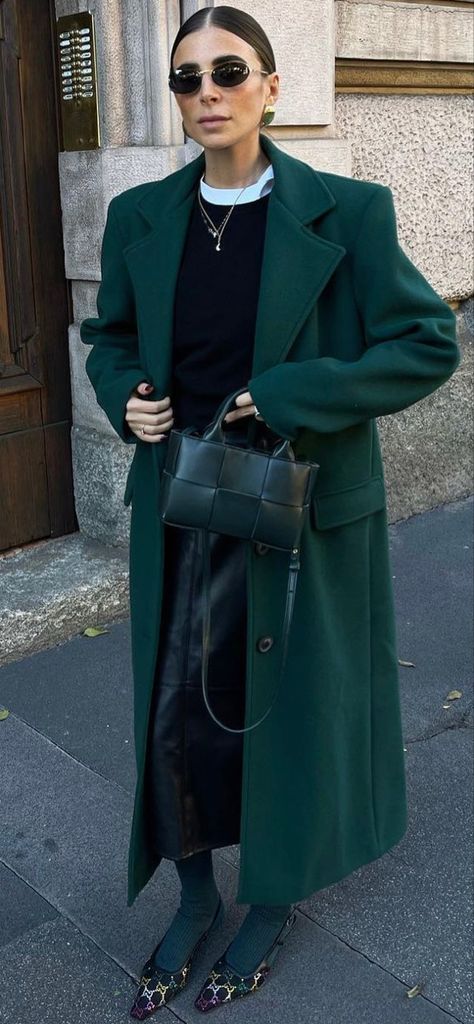 Street Style 2023 Fall Green Autumn Outfit, Dark Green Trench Coat Outfit, Dark Green Bag Outfit, Dark Green Coat Outfit, Dark Green Aesthetic Outfit, Green Street Style, Green Coat Outfit, Green Bag Outfit, Wool Coat Outfit