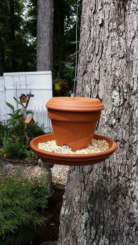 DIY Basic Clay Pot and Saucer Bird Feeder - The other day my good neighbor and friend walked by my house and stopped to ask me if I could build her a 'simple bi… Bird Feeder Craft, Planters Garden, Clay Flower Pots, Diy Fence, Flower Pot Crafts, Diy Bird Feeder, Tanah Liat, Diy Birds, Exotic Animals