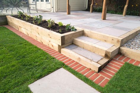 Traverse Paysagere, Patio Edging, Brick Garden Edging, Brick Edging, Raised Patio, Concrete Patios, Patio Steps, Brick Garden, Wooden Gazebo