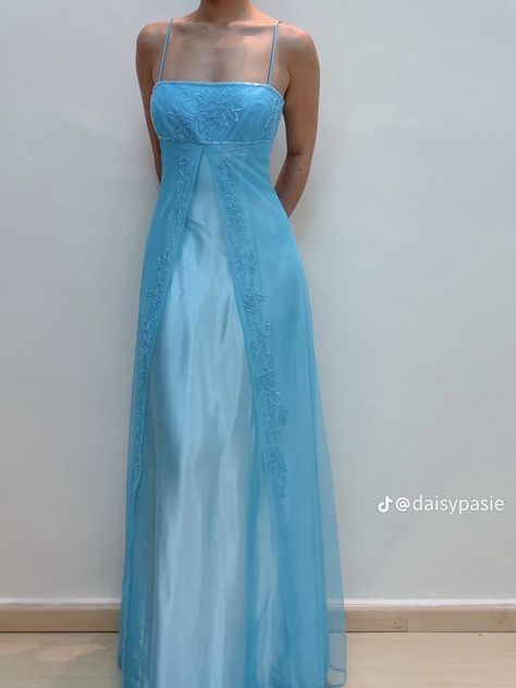 Iconic Prom Dresses Movies, Mamma Mia Homecoming, Bridgerton Prom Dresses, 8th Grade Dresses Graduation, 2010 Prom Dresses, 2000 Prom Dress, Unique Prom Dress, 2000s Prom Dress, 00s Dress