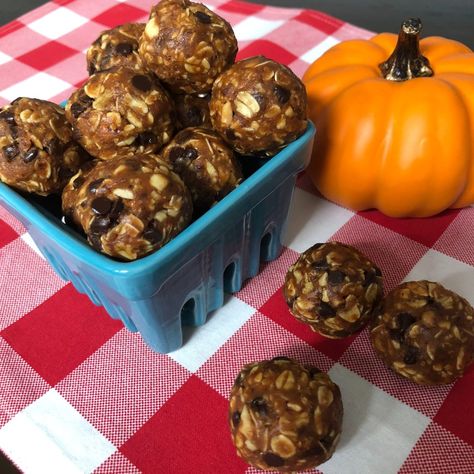 Pumpkin Spice Energy Bites – Let's Live and Learn Lactation Balls, Pumpkin Balls, Peanut Butter Pumpkin, Breastfeeding Foods, Lactation Recipes, Fall Snacks, Live And Learn, Healthy Pumpkin, Energy Bites