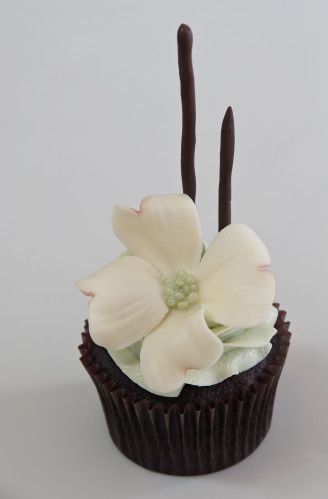 Dog Wood Flower, Cupcakes Fondant, Modelling Chocolate, Dogwood Flower, Chocolate Wrapping, Gumpaste Flowers, Chocolate Flowers, Fondant Tutorial, Dogwood Flowers