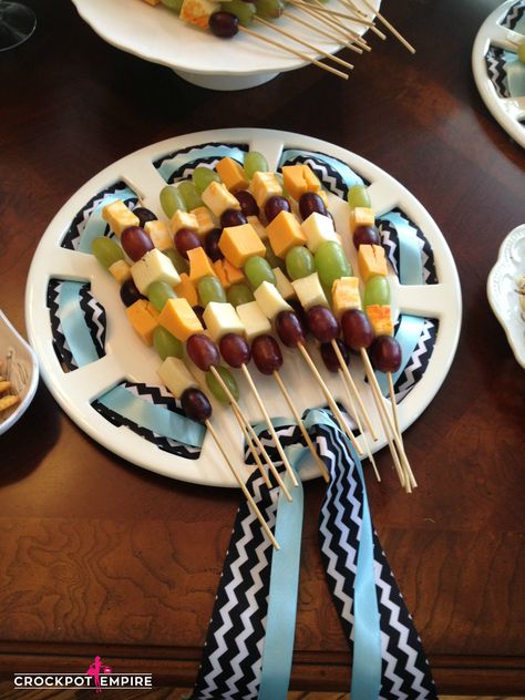 Fruit Cheese Skewers, Grape And Cheese Skewers, Cheese Cubes Appetizers, Cheese Kabobs, Cheese Skewers, Baby Shower Appetizers, Charcuterie Cups, Grapes And Cheese, Simple Appetizer