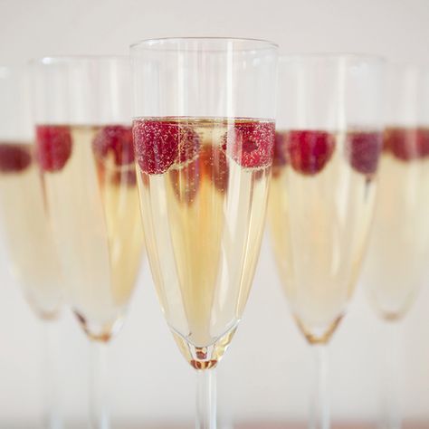 Raspberry Champagne, Champagne Recipes Cocktails, Champagne Drinks, Wedding Signature Drinks, Sparkling Cocktail, Raspberry Liqueur, Wedding Drinks, Dinner Club, Christmas Cocktail