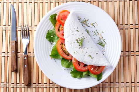 Tapioca com tomate e rúcula Chia