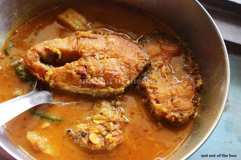 'Mach er jhol' (Soupy Fish Curry) is a staple food in any Bengali household...what is cooked almost every day, the recipe varies little bit from home to home. Basa Fish Recipes, Bengali Fish Curry, Curry Indian, Mackerel Recipes, Spanish Mackerel, Berbuka Puasa, Asam Jawa, Sour Soup, Island Food