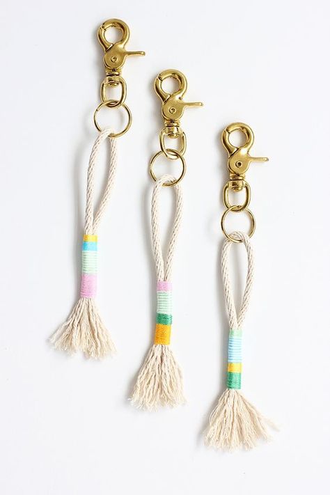 Tassen Hanger, Rope Tassel, Diy Gifts For Mom, Diy Mothers Day Gifts, Rope Crafts, Cadeau Diy, Tassel Keychain, Mother's Day Diy, Diy Keychain