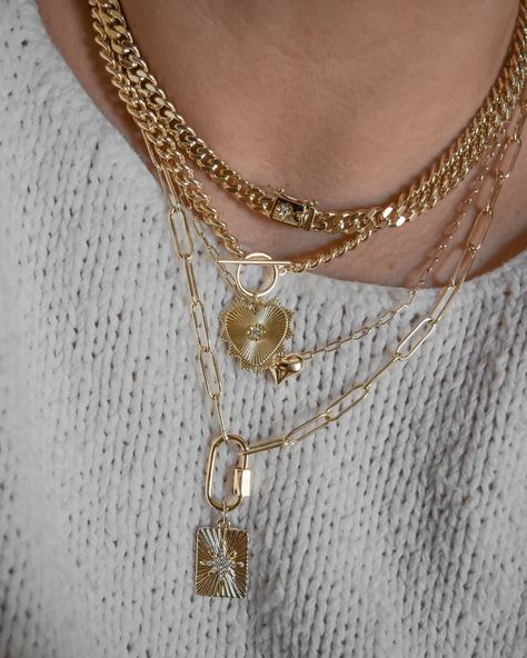 Layered Gold Necklaces Aesthetic, Accesories Outfit Jewelry, Jewelry Style, Gold Necklace Layered, Statement Pendant, Jewelry Outfit, Girl Crush, Shine Bright, Layered Necklaces