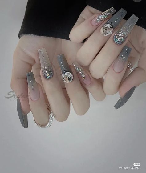 Grey Korean Nails, Nails Design 2022, Emoji Nails, New Year Nails, Flamingo Nails, Reflective Nails, Gold Acrylic Nails, Usa Nails, Witch Nails