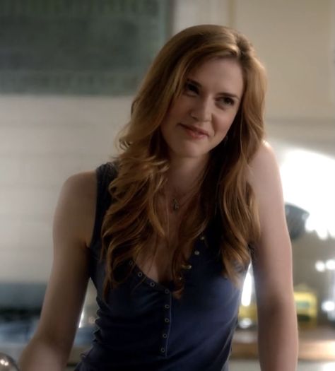 Sara Canning as elenas aunt jenna in season 3 episode 22 of the vampire diaries Jenna Vampire Diaries, Jenna Sommers, Sara Canning, The Vampire Diaries Characters, The Vampire Diaries 3, Vampire Diaries Seasons, Vampire Girls, Teen Actresses, Victoria Justice