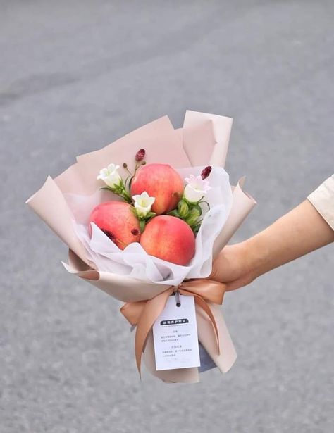 Fruit Bucket Gift, Fruit Flower Bouquet, Banana Bouquet, Bucket Buah, Fruits Bouquet, Fruit Bouquet Diy, Fruit Bouquet Ideas, Vegetable Bouquet, Edible Fruit Arrangements