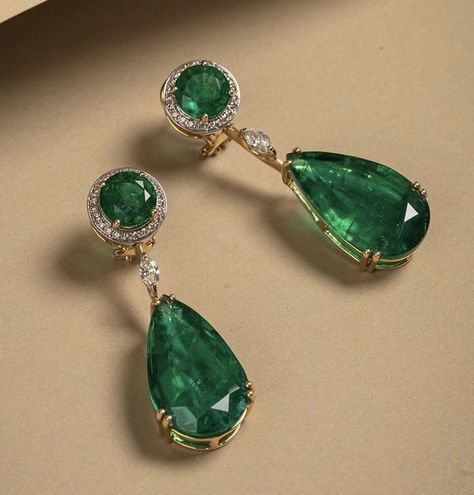 Emerald Colour, Ethereal Jewelry, Art Deco Jewelry Vintage, Emerald Earrings Drop, Emerald Green Earrings, Jewelry Bracelets Gold, Indian Jewelry Sets, Jewelry Design Earrings, Classy Jewelry