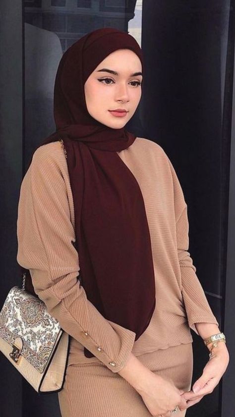 #HijabFashion #MuslimWomen #IslamicClothing #EmpoweredWomen #ModestFashion #WomenInHijab #Hijabista #VeiledBeauty #ArtOfHijab #EmpowerHer #HijabStyles #EmpoweredByHijab #Modesty #HijabiFashion #ModestRevolution #ModestWear #HijabCommunity #BeautyBehindTheVeil #WomenInIslam #ModestEmpowerment Maroon Hijab Outfit, Maroon Hijab, Selfie Hijab, The Group Chat, Ootd Hijab Style, Stylish Hijab, Hijab Outfits, Elegant Outfits, Chat With Friends