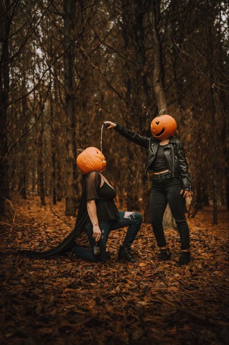 Pumpkin Best Friend Pictures, Pumpkin Head Photo Shoot Friends, Best Friend Pumpkin Head Photoshoot, Best Friend Ghost Photoshoot, Best Friend Spooky Photoshoot, Halloween Pics With Friends, Pumpkin Oc, Pumpkin Head Couple, Pumpkin Head Photoshoot Friends