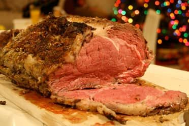 Slow-cooked prime rib with a red wine sauce Slow Cooker Prime Rib, Boneless Prime Rib, Boneless Prime Rib Roast, Prime Rib Roast Recipe, Cooking Prime Rib, Rib Roast Recipe, Prime Rib Recipe, Prime Rib Roast, Rib Roast