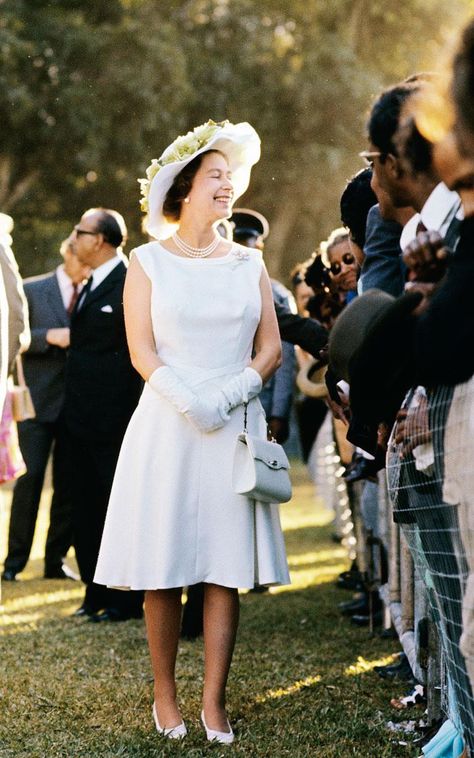 1972 Elizabeth Windsor, Elizabeth Queen, Young Queen Elizabeth, Elizabeth 2, Queen Hat, Royal Hats, Rainha Elizabeth Ii, Reine Elizabeth Ii, Hm The Queen