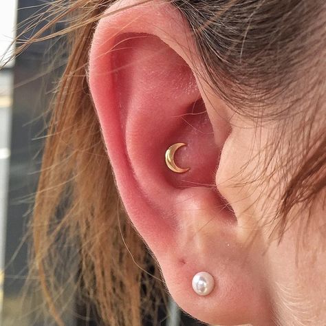 Conch piercing by @jakethomaspiercer . 18k solid gold moon jewellery by @anatometalinc #anatometal Freebird Tattoo, Inner Conch Piercing, Inner Conch, Moon Jewellery, Conch Jewelry, Cute Piercings, Body Adornment, Jewelry Tattoo, Piercing Ring