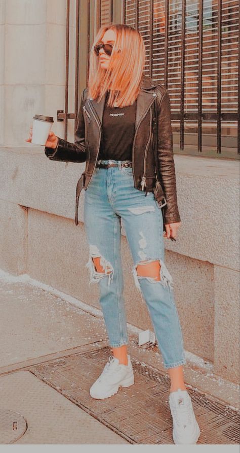 Outfit Pantalon Roto, Pantalon Roto Outfits, Outfits Con Tennis, University Outfit, 2022 Style, Leather Jacket Outfits, Winter Fashion Outfits, Denim Outfit, Festival Outfit