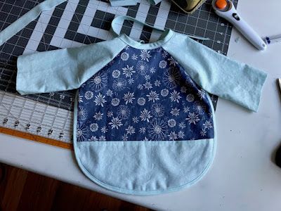 Quilted Bibs Free Pattern, Long Sleeve Bib Pattern, Easy Baby Shower Gift, Easy Baby Shower, Bib Tutorial, Bibs With Sleeves, Smart Baby, Plus Quilt, Baby Shower Gift Idea