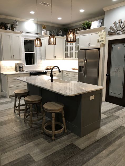 Farmhouse kitchen Industrial Farmhouse Kitchen, Shaker Kitchen Cabinets, Kitchen Decorating, Kitchen Redo, Diy Farmhouse, Large Kitchen, Counter Tops, Kitchen Remodel Idea, Rustic Kitchen