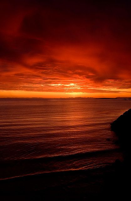 Deep reds and oranges with yellow accent and black shadow framing Red Sunset, Orange Aesthetic, Gorgeous Sunset, Amazing Sunsets, Red Sky, Beautiful Sunrise, Beautiful Sky, Beautiful Sunset, Beautiful Photography